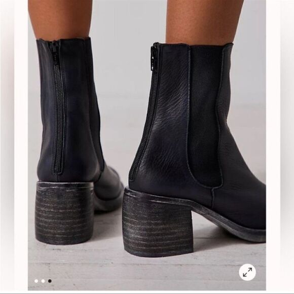 New! Free People Essential Chelsea Metallic Leather Boot
Black Sz 38 7.5 - Picture 4 of 9